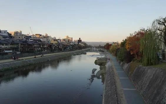 城市河道生態治理與（yǔ）景觀提升（shēng）策略（luè） —“複式藍線管理（lǐ）”(圖1)